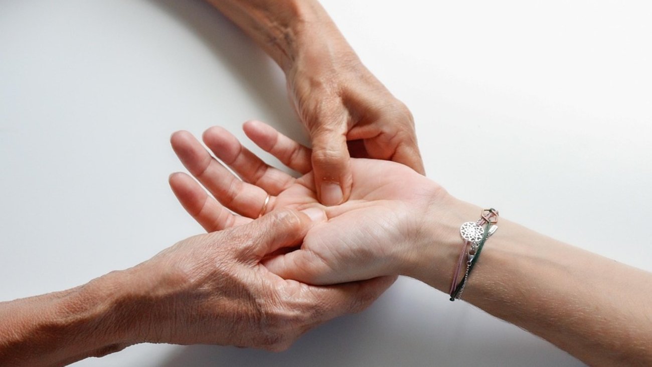hand-massage-7440712_960_720.jpg