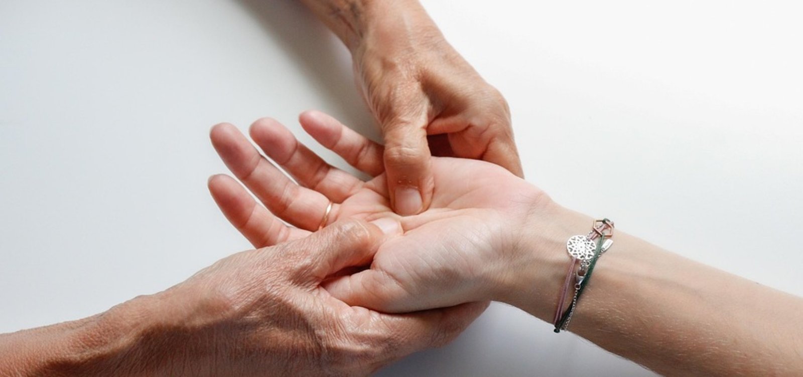 hand-massage-7440712_960_720.jpg